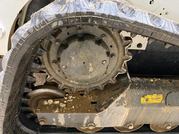 2022-bobcat-t740-image-19