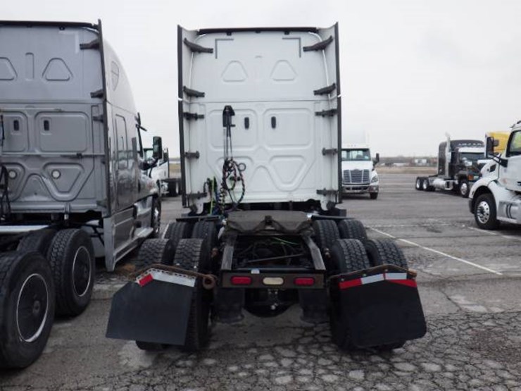 2019-freightliner-cascadia-126-image-11