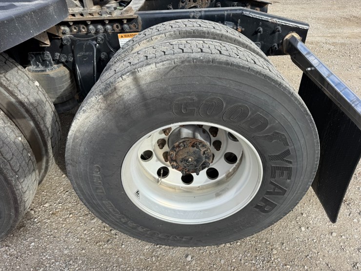 2019-freightliner-cascadia-126-image-11