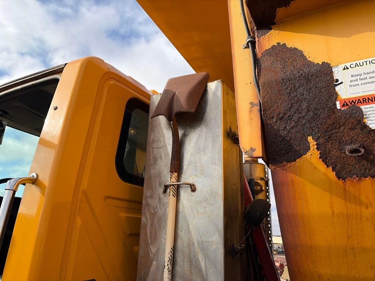 international-7400-image-27