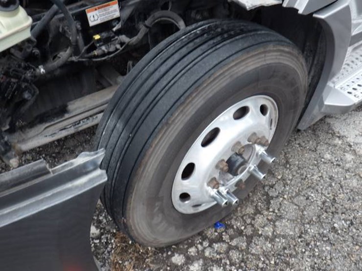 2019-freightliner-cascadia-126-image-26