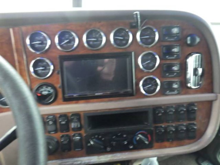 peterbilt-389-image-18