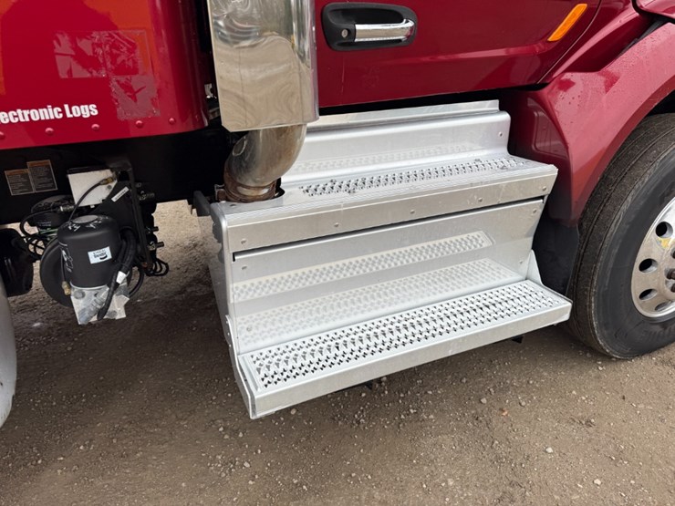 2020-peterbilt-579-image-17