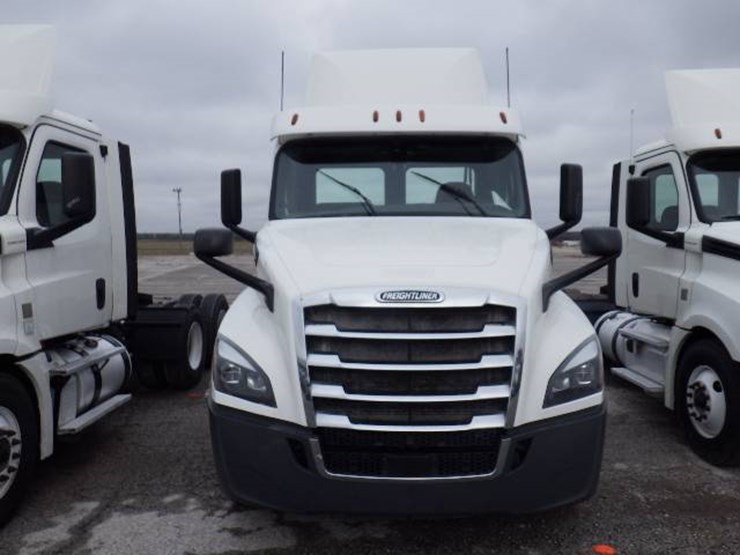 2018-freightliner-cascadia-126-image-2