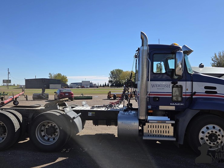 2013-mack-cxu613-t/a-truck-tractor-image-4