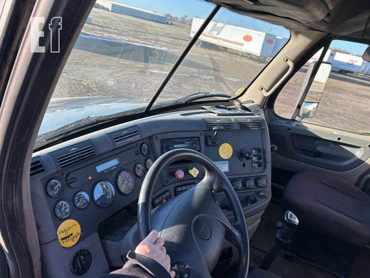 2012-freightliner-cascadia-125-image-24