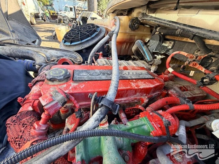 2015-freightliner-m2-106-image-7