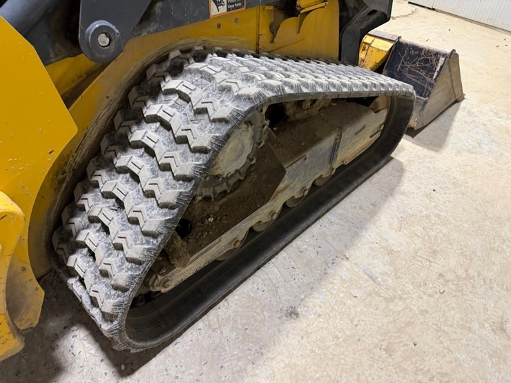 2021-deere-317g-image-17