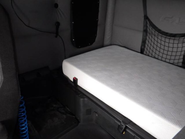 2020-freightliner-cascadia-126-image-20