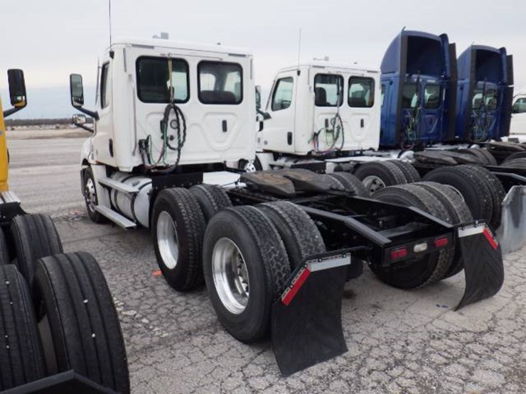 2020-freightliner-cascadia-126-image-10