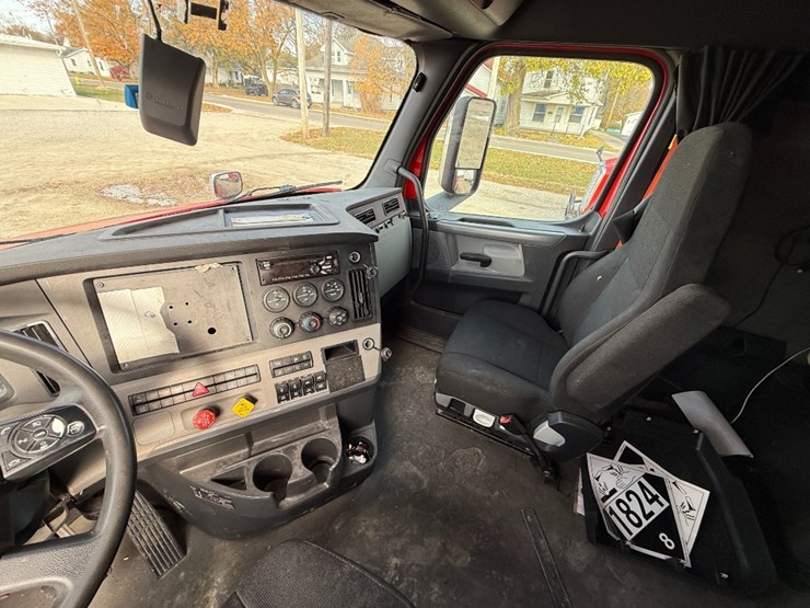 2019-freightliner-cascadia-126-image-21