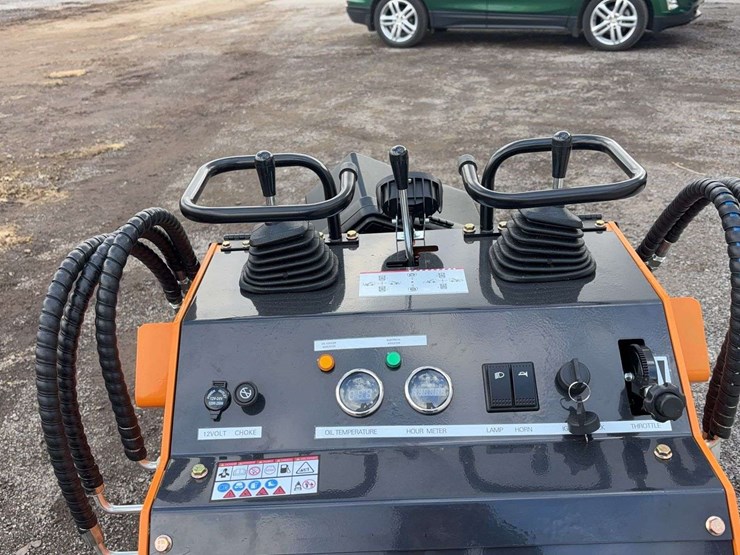 landhero-mini-stand-on-skid-loader-image-12