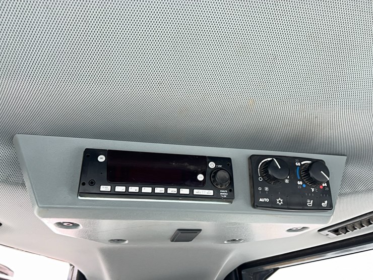 2023-deere-700l-image-22