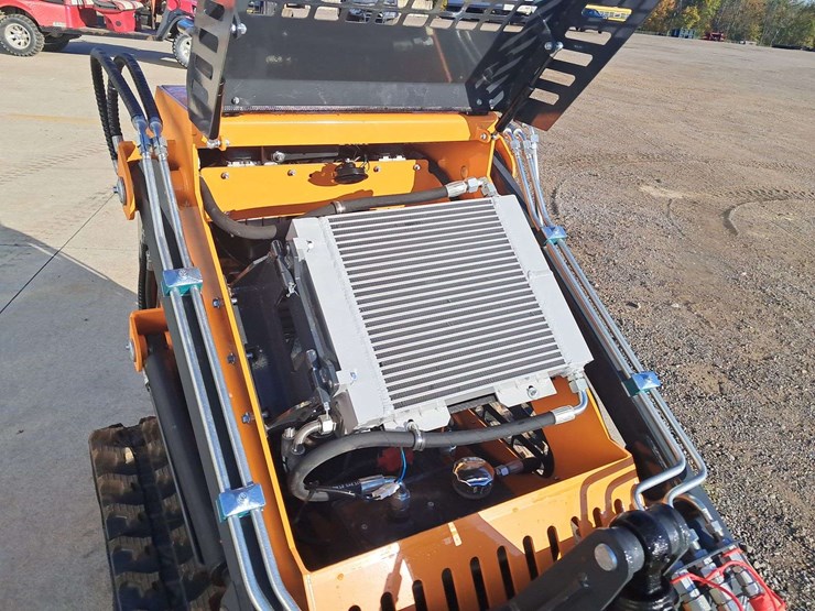 2025-landhero-mini-stand-on-skid-loader-image-13