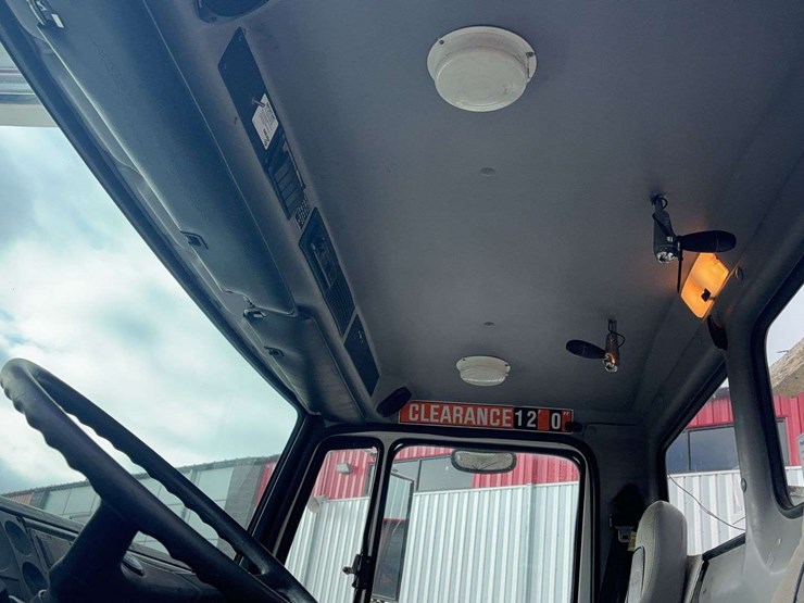 1999-freightliner-fl70-image-33