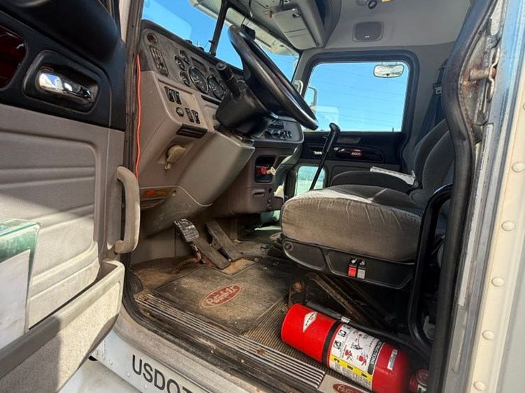 peterbilt-386-image-7