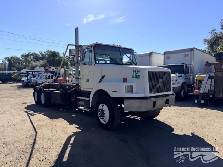 2000-volvo-wg-roll-off-truck-image-20