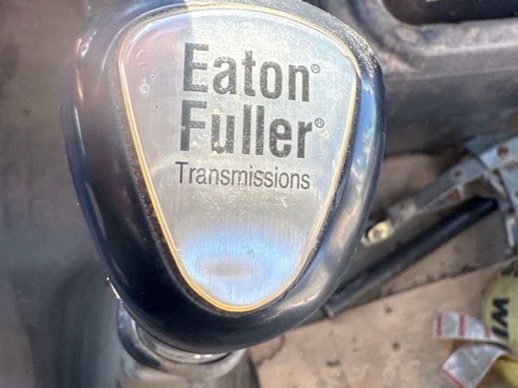 2001-volvo-vnm-semi-truck-image-22