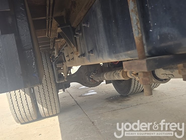 2021-freightliner-m2-106-image-23