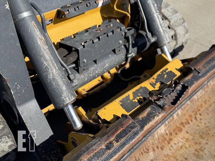 2017-deere-331g-image-33