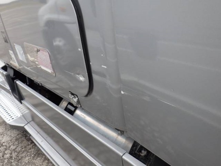 2019-freightliner-cascadia-126-image-21