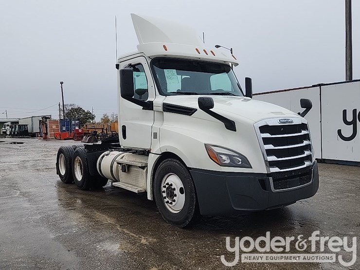 2019-freightliner-cascadia-126-image-8