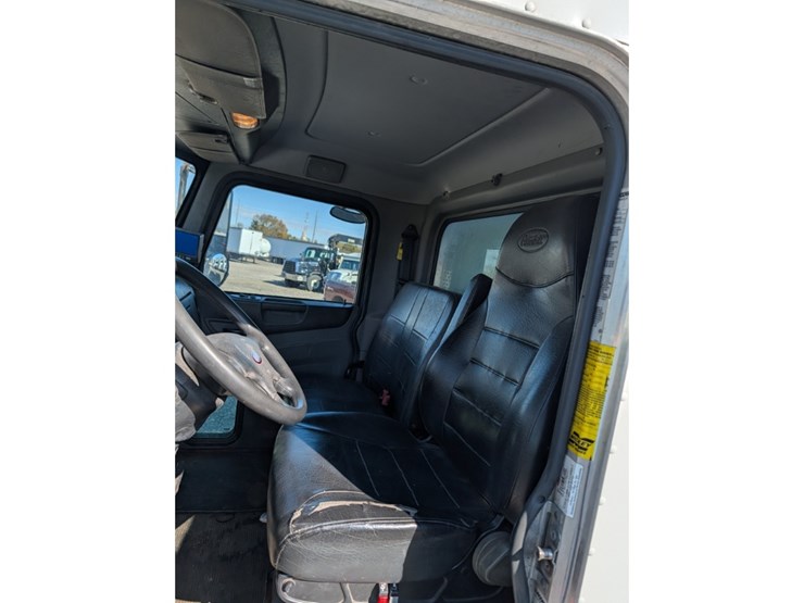 2017-peterbilt-337-image-21