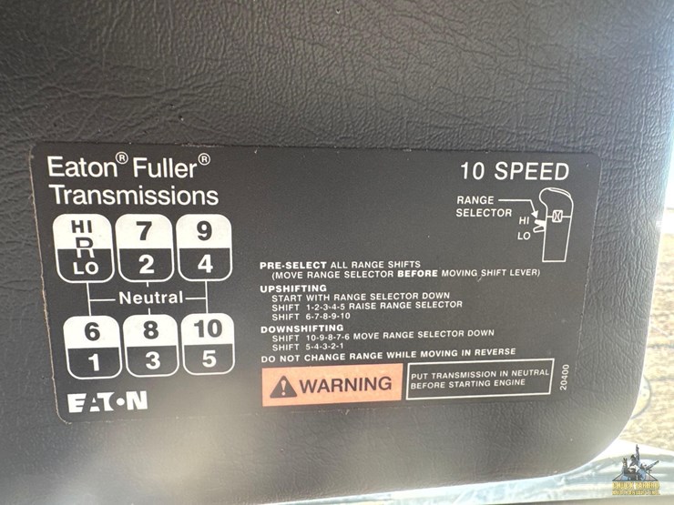 2001-volvo-vnm-semi-truck-image-21