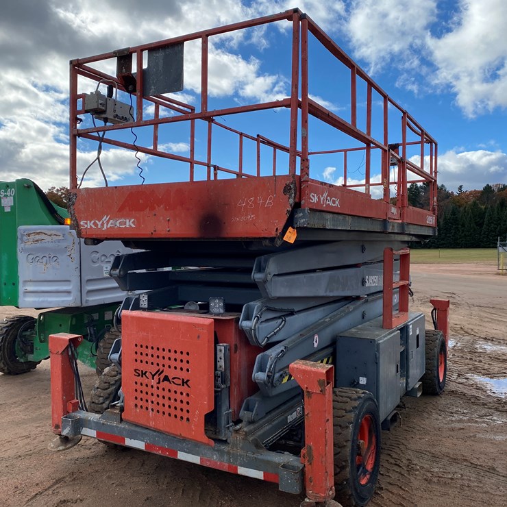 #474 • 2013 Skyjack SJ9250 Rough Terrain 4x4 Diesel Scissor Lift (Mosinee, WI)