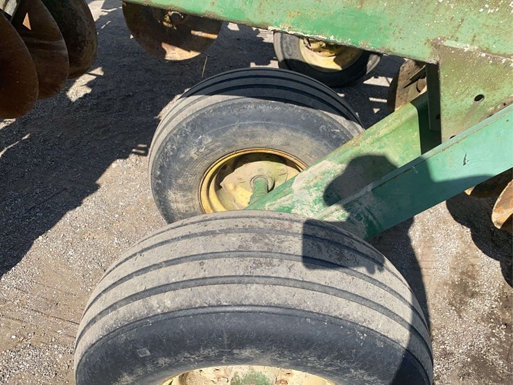 john-deere-235-image-11