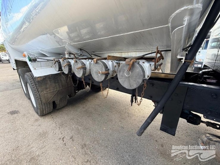 peterbilt-330-image-12