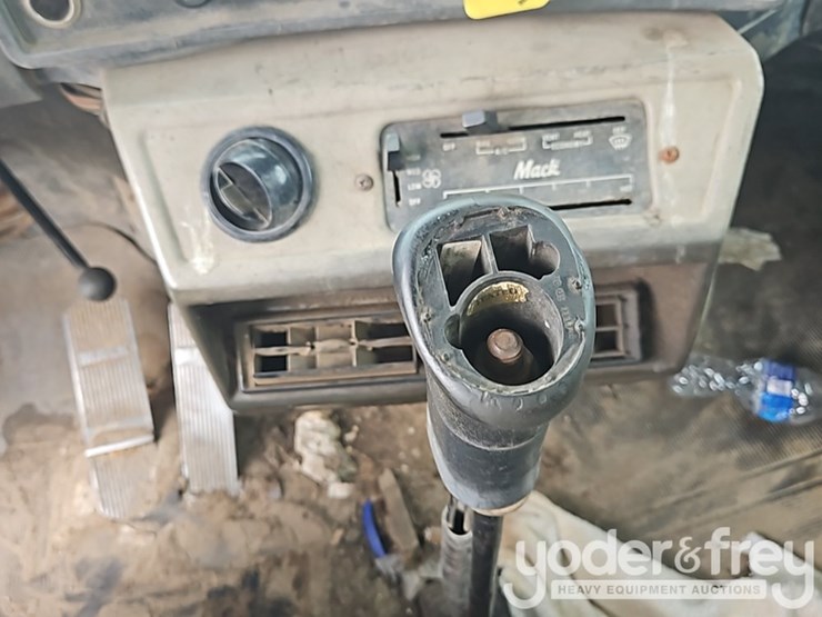 1994-mack-rd690s-image-26