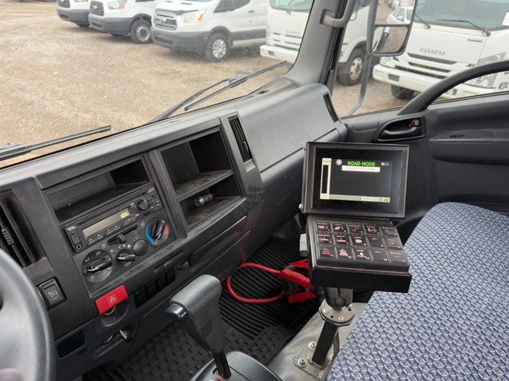 2023-isuzu-npr-image-19