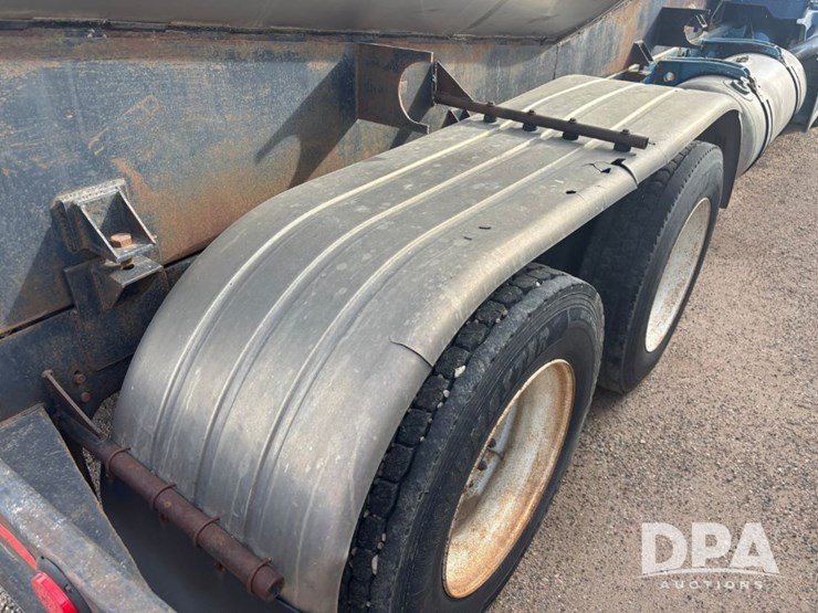 peterbilt-377-image-31