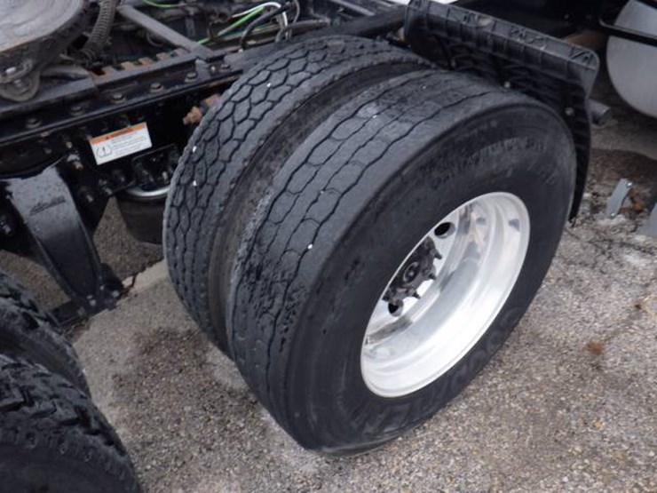 2019-freightliner-cascadia-125-image-13