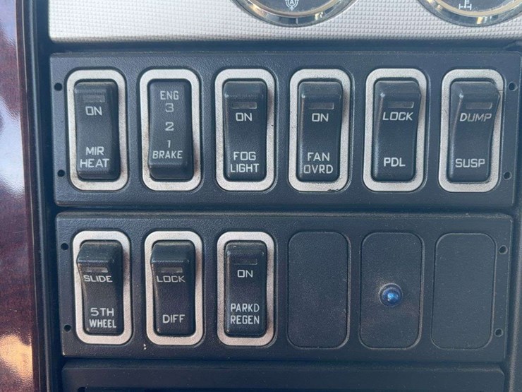 2010-international-lf517-lone-star-dump-truck-image-52