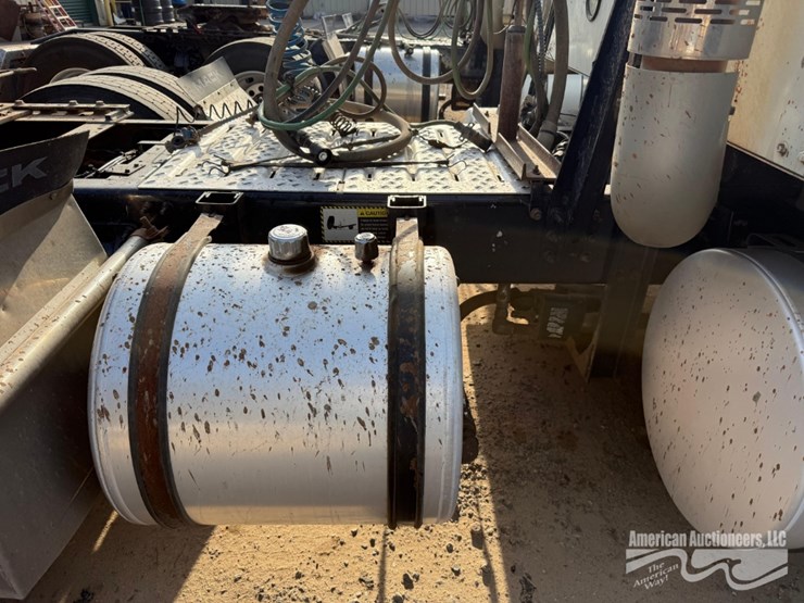 2020-mack-anthem-truck-image-11