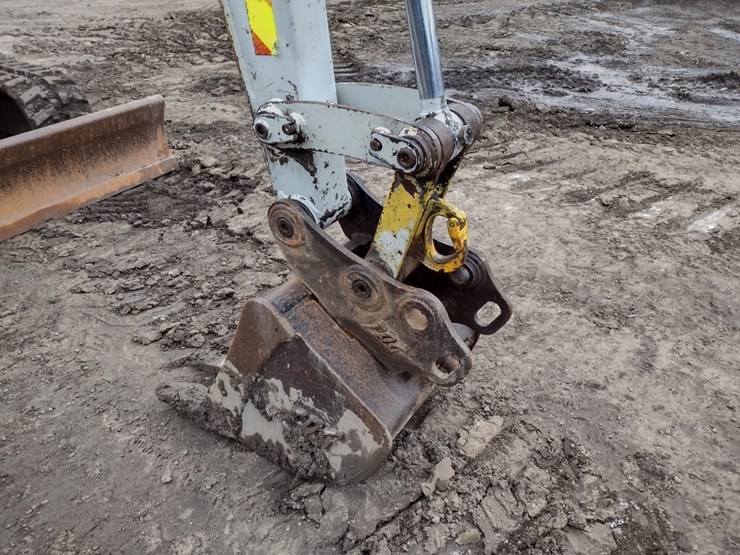 takeuchi-tb240-image-18