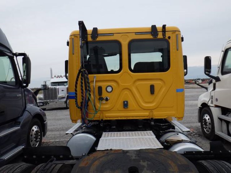 2020-freightliner-cascadia-126-image-11