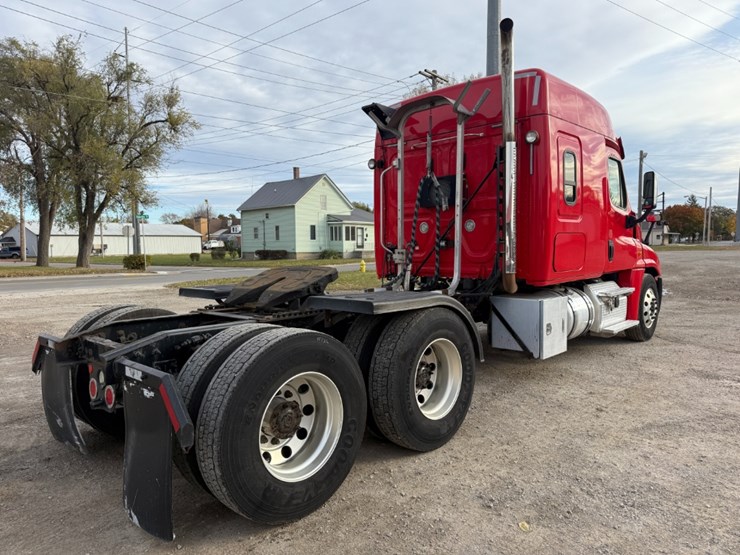 2019-freightliner-cascadia-125-image-3