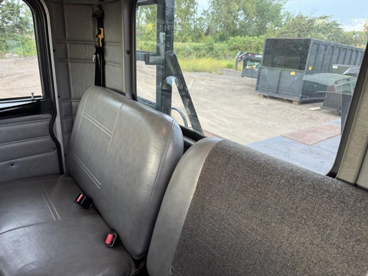 peterbilt-330-image-50