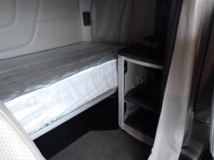 peterbilt-579-image-6