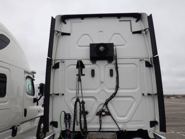 2019-freightliner-cascadia-125-image-11