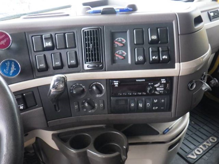 2017-volvo-vnl780-image-18