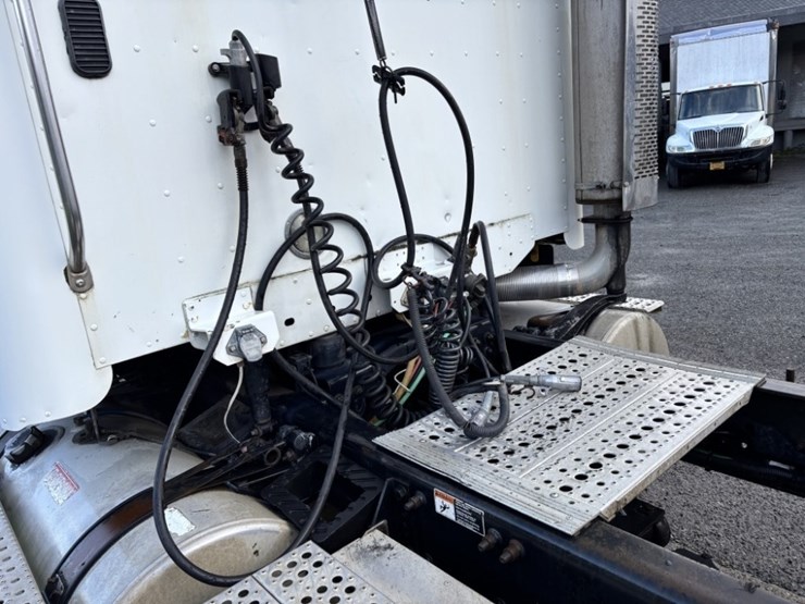 freightliner-s/a-truck-tractor-image-17