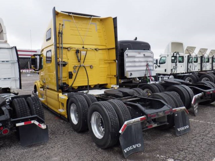 2017-volvo-vnl780-image-12