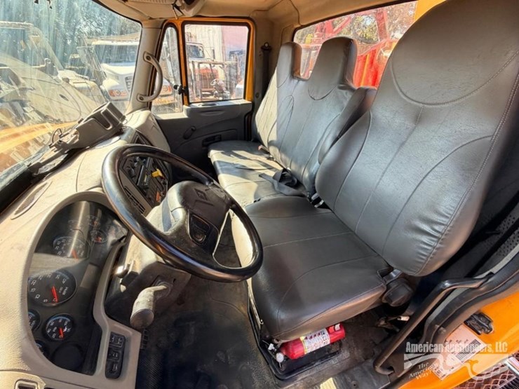 2010-international-7300-image-9