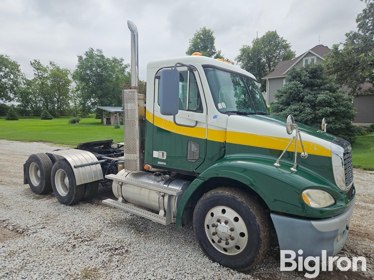 2009-freightliner-columbia-112-image-3
