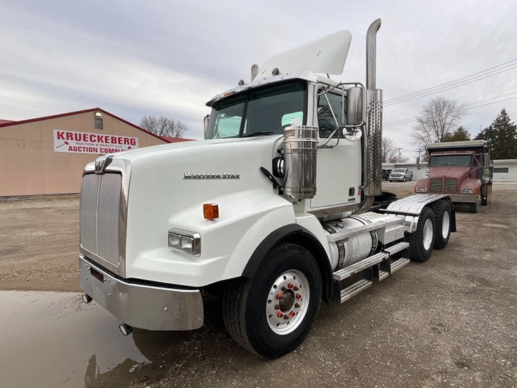 2015-western-star-4900sa-image-1