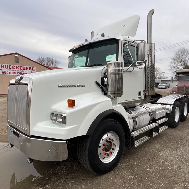 2015 WESTERN STAR 4900SA